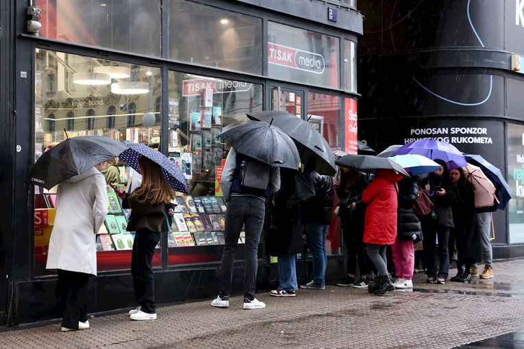 Red na kiši u centru Zagreba zbog Thompsona: "Čekam 20 min, online je bilo nemoguće"
