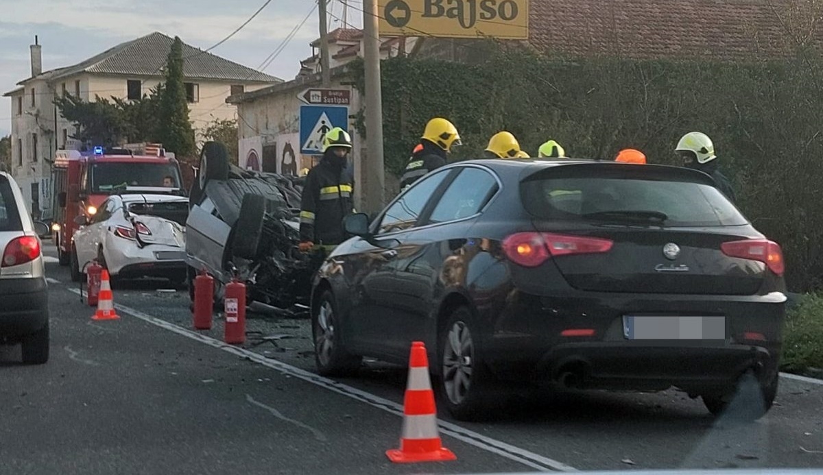 FOTO Na cesti kod Splita velika nesreća, sudarilo se pet auta. Dvije osobe u bolnici