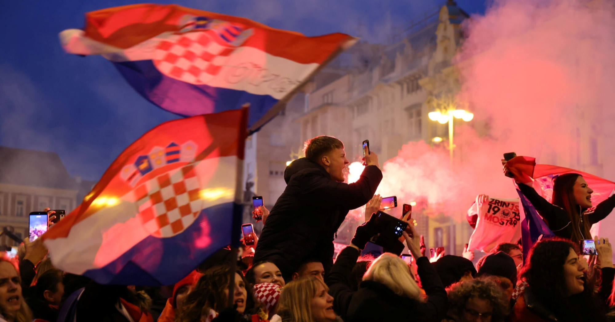 UŽIVO Rukometaši stižu iza 18:30. Trgom se orilo "Lijepa li si", upaljene baklje