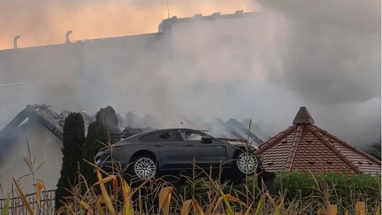 Veliki požar u Požegi, izgorjeli skupocjeni auti