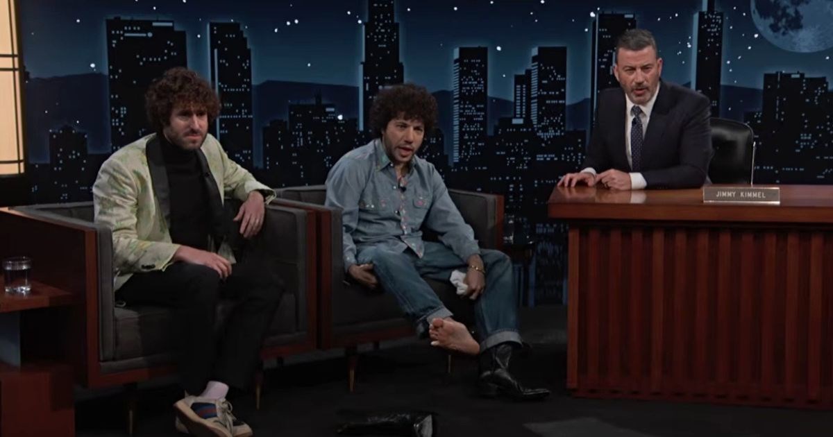 Benny Blanco pokazao čista stopala kod Jimmyja Kimmela