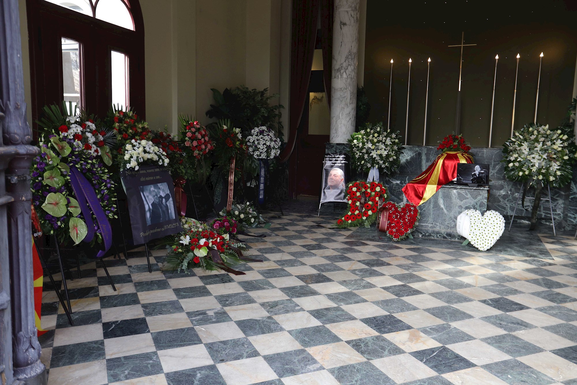 Vijenac u obliku srca ispred Akijevog lijesa nosio poruku njegove dvogodišnje kćeri