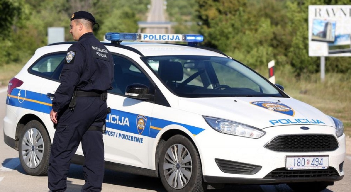 Mladići u Benkovcu se potukli pa jedan od njih policajcu ozlijedio oko