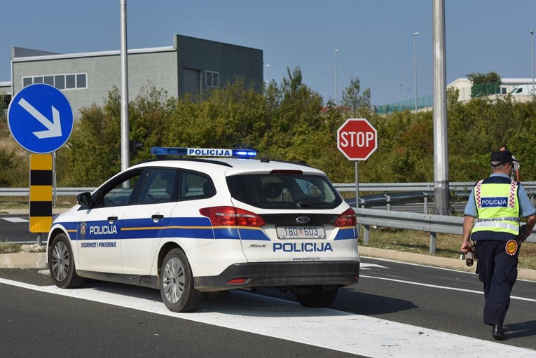 Mladi vozač poginuo kod Senja, suvozač teško stradao