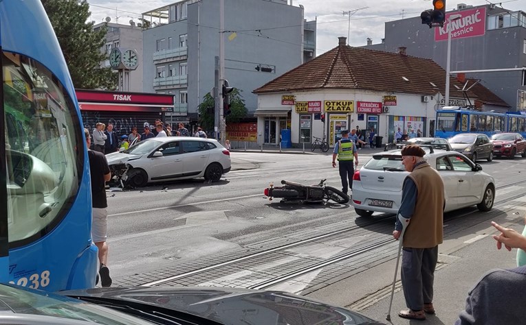 FOTO U Zagrebu se sudarili motor i auto, vozač motora prevezen u bolnicu