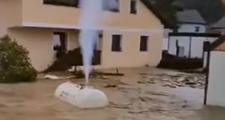VIDEO Spremnik plina pluta u poplavi u Sloveniji, iz njega curi plin