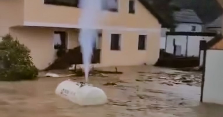 VIDEO Spremnik plina pluta u poplavi u Sloveniji, iz njega curi plin
