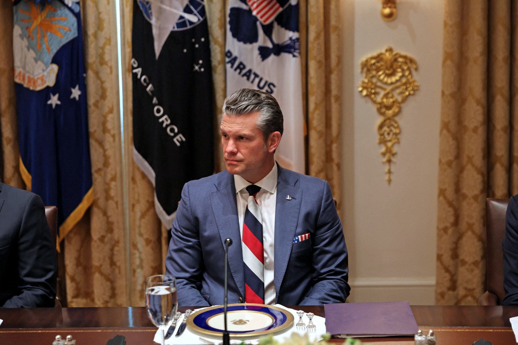 Trumpov ministar obrane na sastanku sa Zelenskim nosio kravatu u bojama ruske zastave
