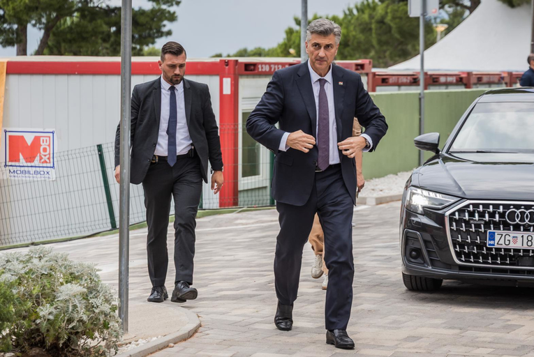 Plenković: Nije riječ o zamrzavanju plaća, već zadržavanju prava