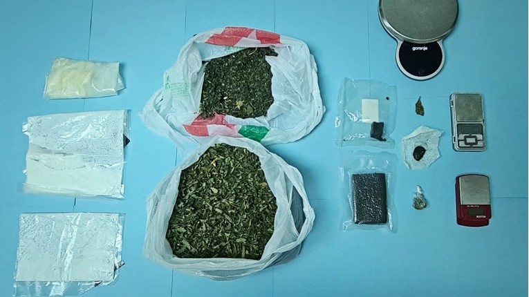 Splitska policija kod trojice muškaraca našla hrpu droge i ručne bombe