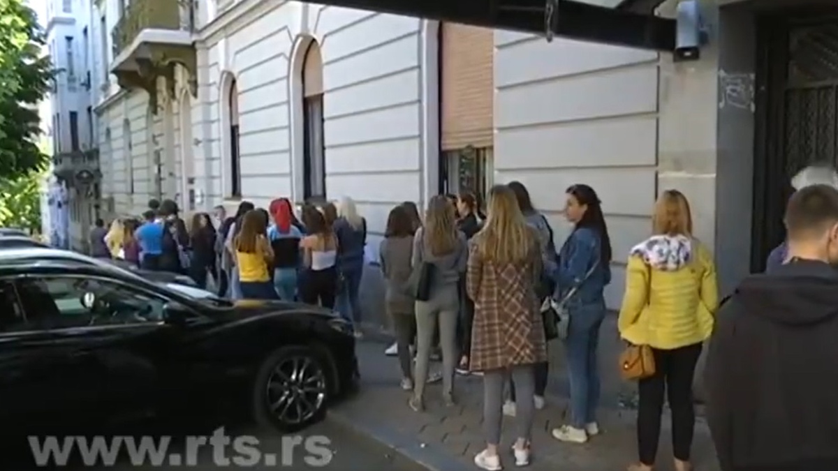 300 cura u Beogradu stajalo u redu bez maski, moglo bi vas zgroziti kad vidite zašto