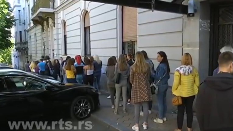 300 cura u Beogradu stajalo u redu bez maski, moglo bi vas zgroziti kad vidite zašto