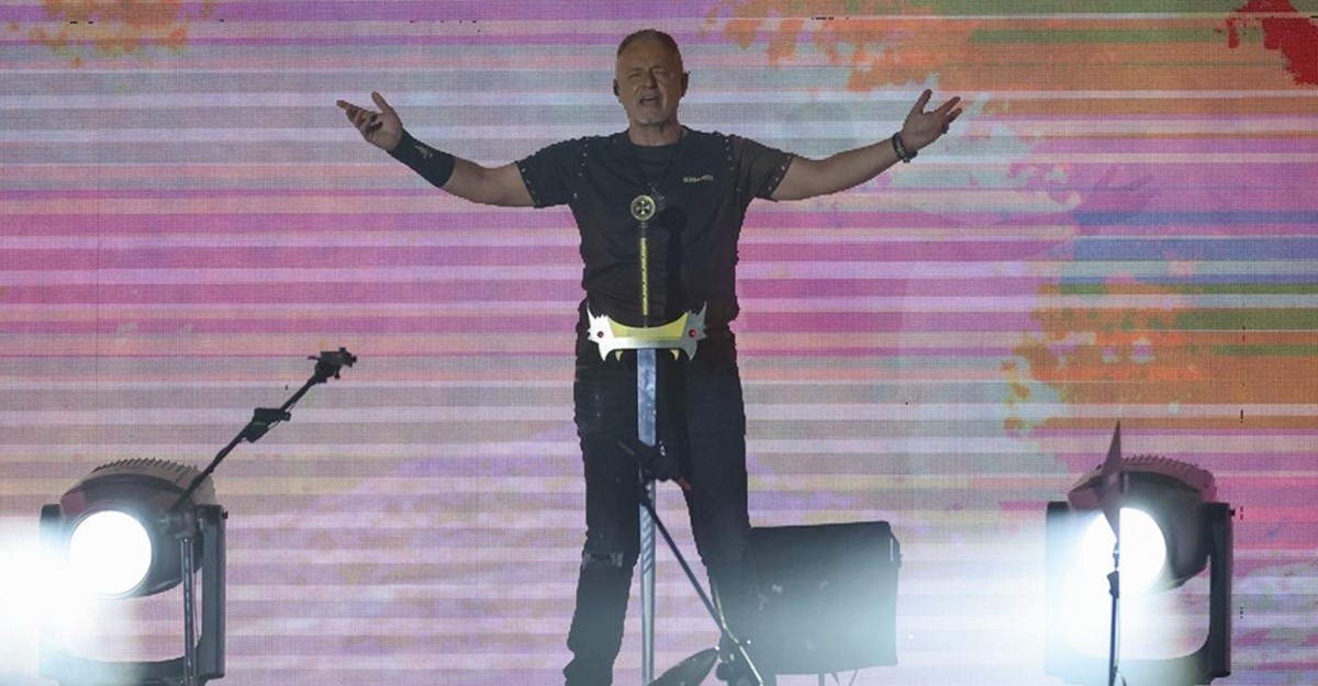 Thompson vlada Hrvatskom. Prodaje vodu za 5, pivo za 7 € i rat 30 godina nakon rata