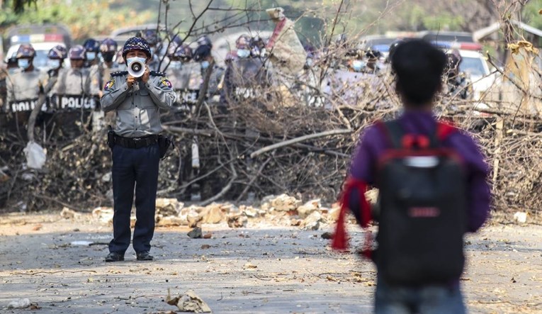 Policajci koji su pobjegli iz Mjanmara: "Rekli su nam da pucamo na prosvjednike"