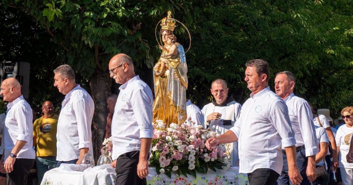 Vrhbosanski nadbiskup: Biti kršćaninom je čast, ali i predana služba