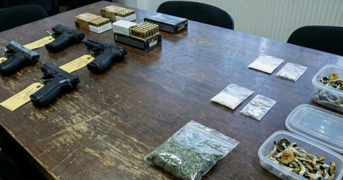 Policija u Koprivnici uhitila mladića (20) zbog droge i ilegalnog oružja