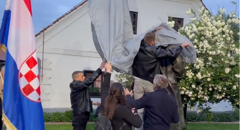 VIDEO Članovi Domovinskog pokreta u Kumrovcu ceradom prekrili Titov kip