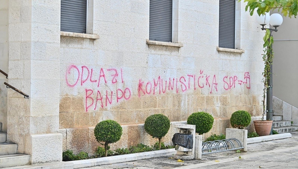 VIDEO Na zgradi Grada Makarske osvanuli uvredljivi grafiti: "Bando komunistička SDP"