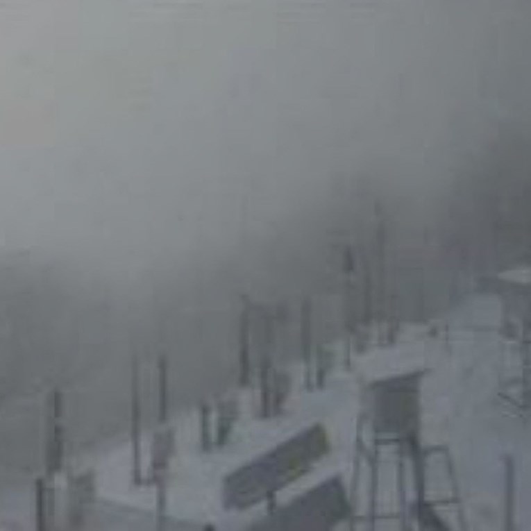 FOTO Pao snijeg na Zavižanu