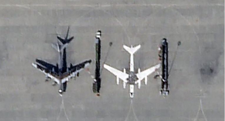 FOTO Rusi crtaju bombardere u zračnoj bazi