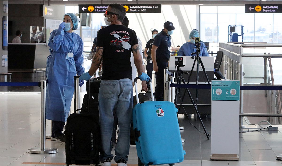 Dolaze nova pravila prilikom letenja avionom: dugi redovi, potvrde i obavezne maske
