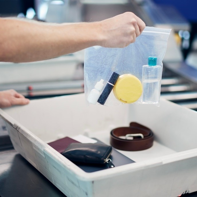 EU naredila aerodromima da vrate ograničenje od 100 ml tekućine u ručnoj prtljazi