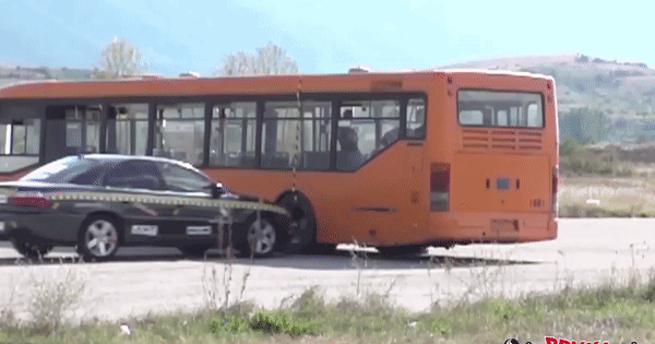 VIDEO Opel udario s 208 km/h u autobus. Izgleda stravično