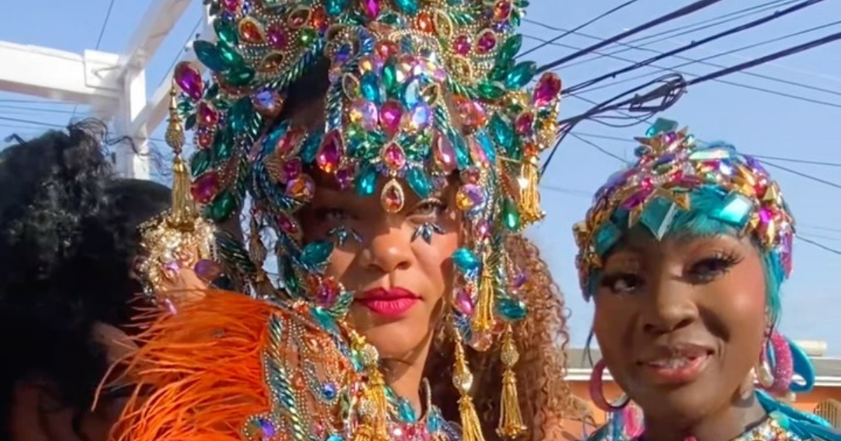 Rihanna na festival stigla prekrivena kristalima, šljokicama i perjem