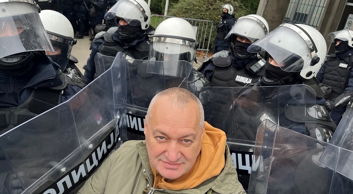 Blokada policijske uprave u Novom Sadu. Policija naguravala oporbene političare