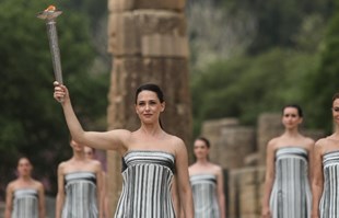 Pogledajte kako je grčka glumica upalila olimpijsku baklju