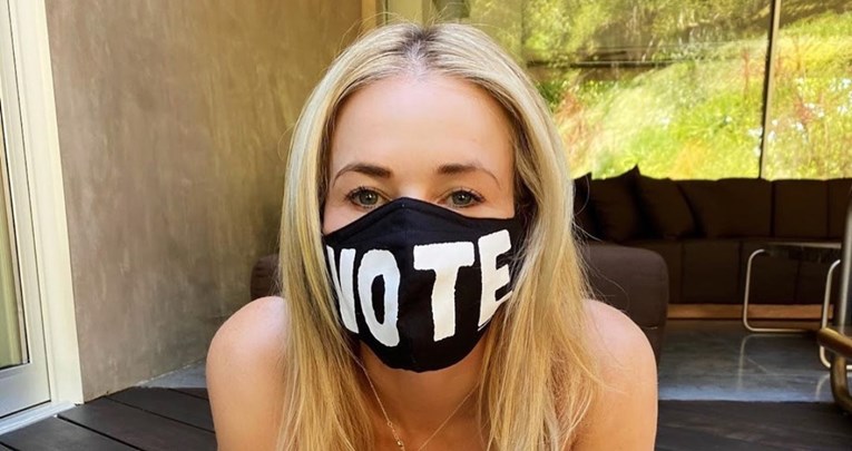 Komičarka odradila trening noseći "sportski grudnjak" napravljen od maski