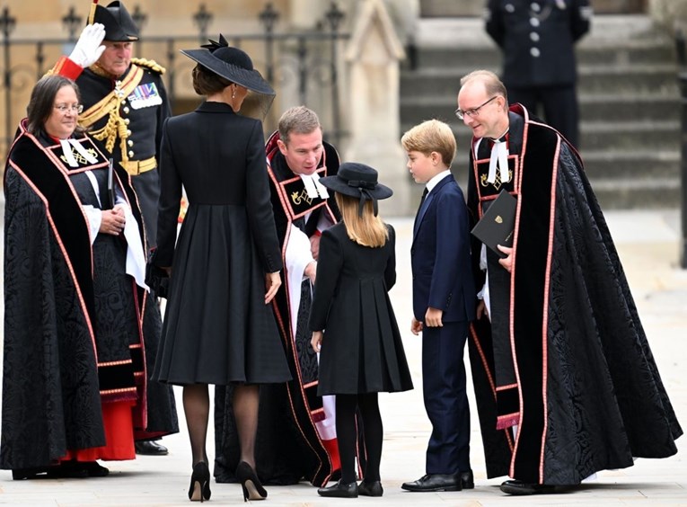 Princ George i princeza Charlotte stigli na pogreb kraljice u pratnji Kate i Williama