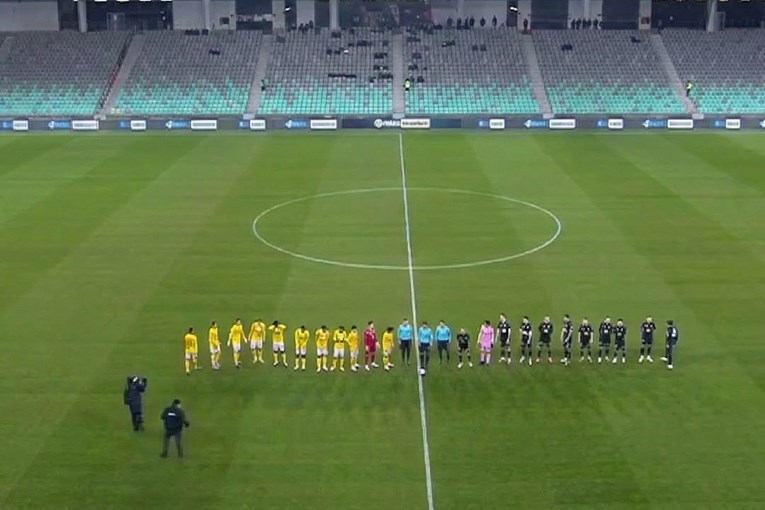 Utakmica u Sloveniji pred gotovo praznim tribinama. Komentator: "Brojao sam, 77 ljudi"