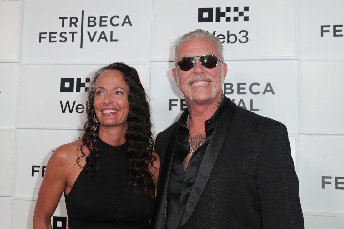 Frontmen Metallice (62) zaprosio djevojku (46) dok su plivali s morskim psima