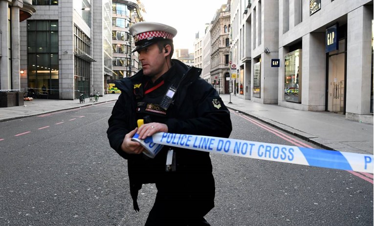 Muškarac u Londonu bacio ženu s 4. kata jer je odbila njegovo udvaranje