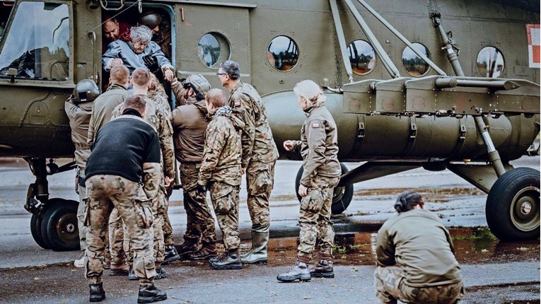 VIDEO Vojnim helikopterima evakuiraju ljude od poplava u Poljskoj, pogledajte