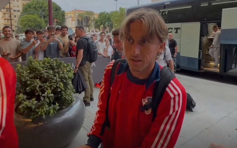 Pogledajte kako su Modrića dočekali u Sevilli uoči Španjolske