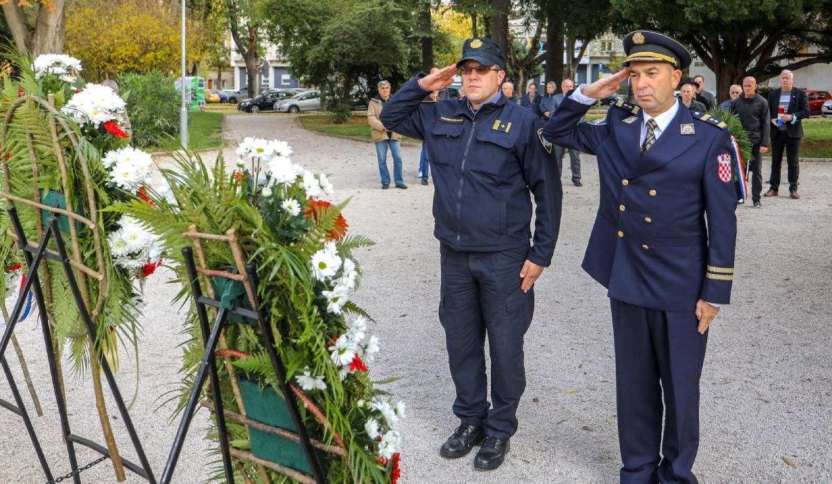 Nepoznati počinitelji oskvrnuli spomenik hrvatskim braniteljima u BiH