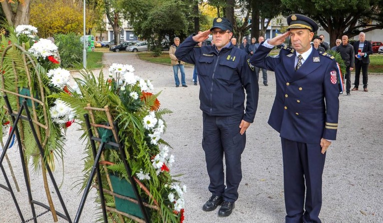  Oskvrnut spomenik hrvatskim braniteljima u BiH, nalazi se na katoličkom groblju