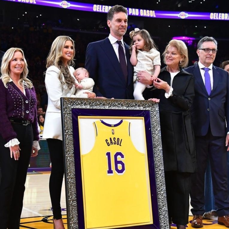 Legendarni Pau Gasol dobio najveću počast od Lakersa. Njegov dres sad je uz Kobeov
