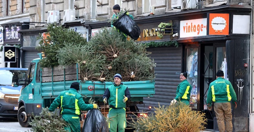 Počeo odvoz odbačenih božićnih drvaca u Zagrebu