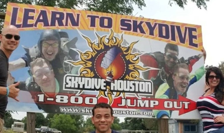 U Teksasu poginuo instruktor padobranstva, tijekom skoka se nije otvorio padobran