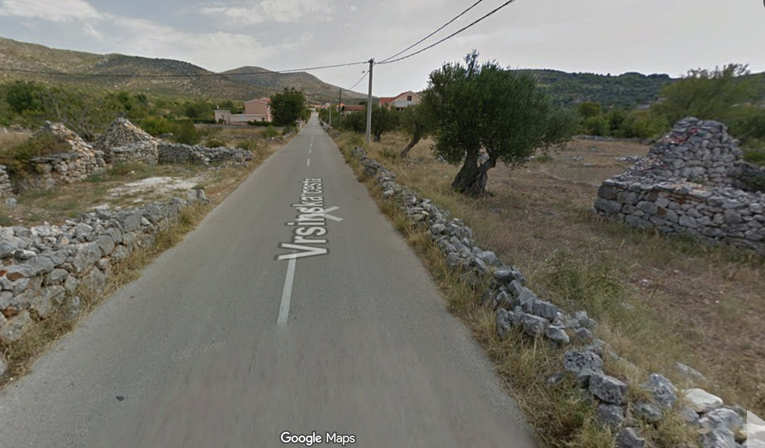 U Dalmaciji izgorio parkirani automobil