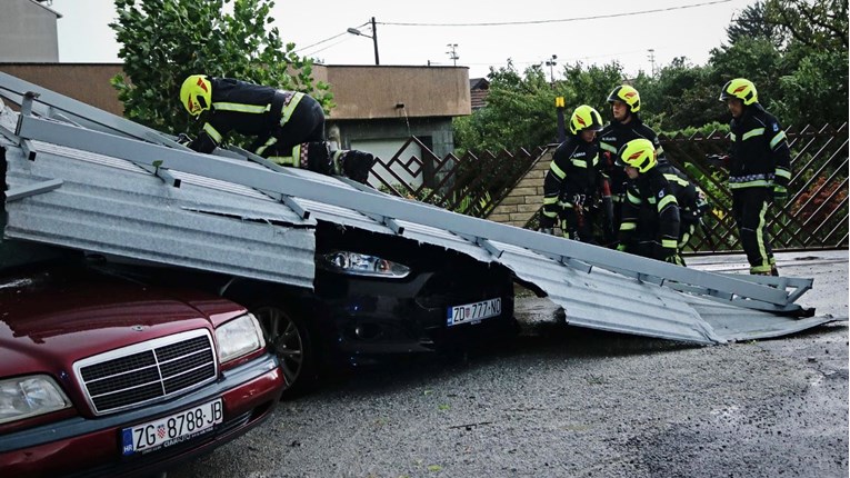 FOTO Krov pao na aute u Zagrebu, vatrogasci ga micali