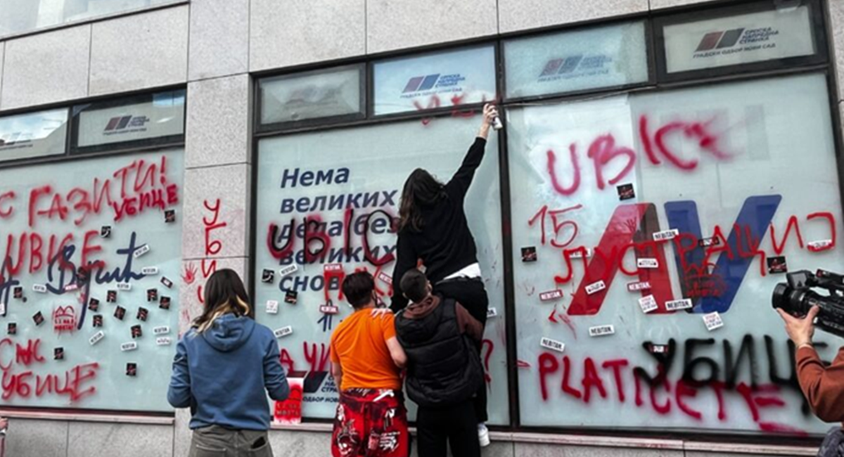 Studenti u Novom Sadu išarali prostorije SNS-a. "Ubojice, platit ćete"