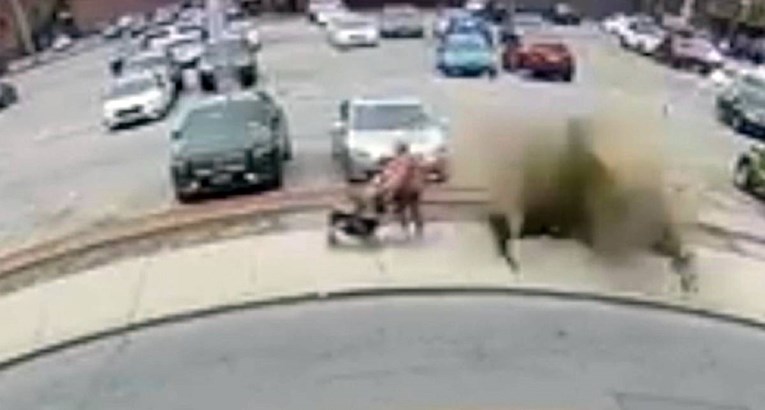 VIDEO Poklopac šahta u SAD-u eksplodirao sekundu nakon što je prošla žena s djecom