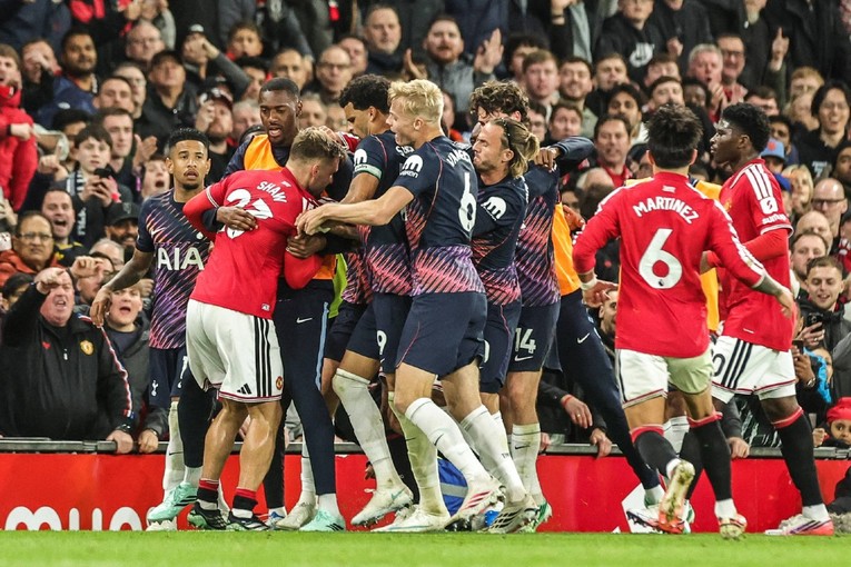 United vodio i imao igrača više. Tottenham ga šokirao u nadoknadi