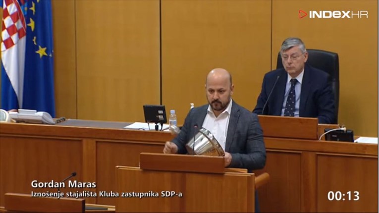VIDEO Maras u saboru lupao loncem protiv Bandića i vikao mu da ode