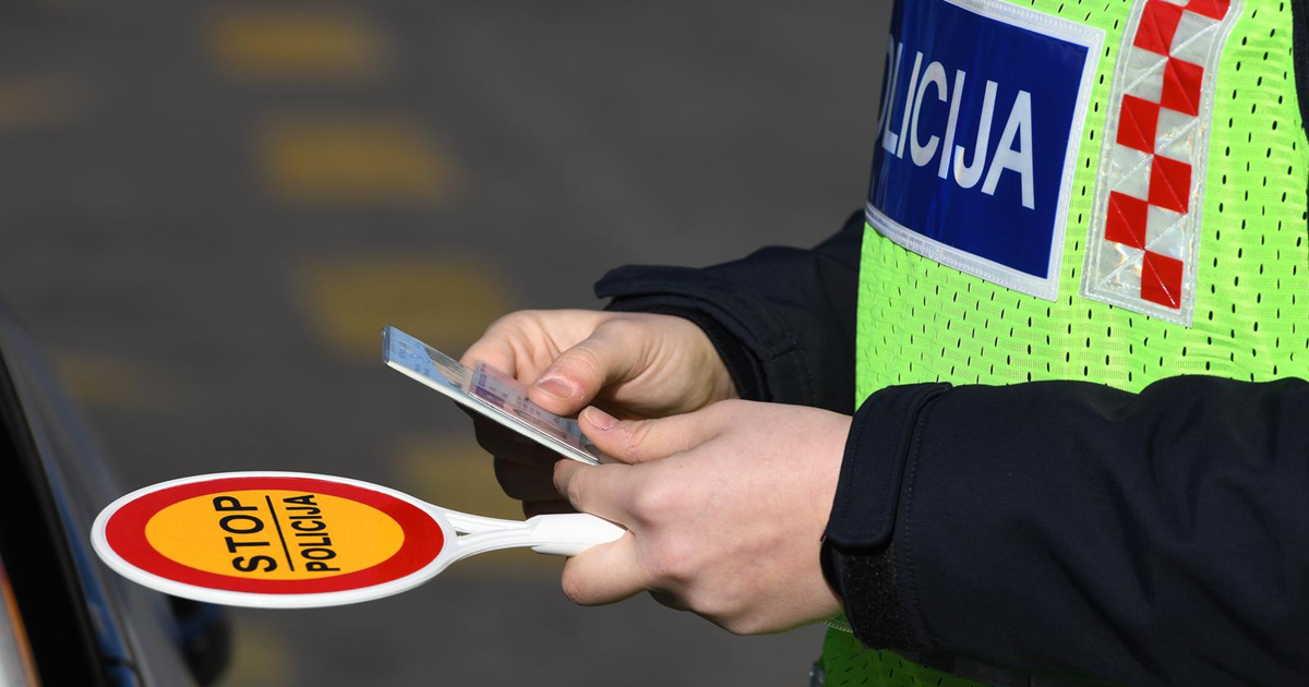Nigerijac policajcima dao dvije vozačke. Jedna nije priznata, druga je krivotvorena