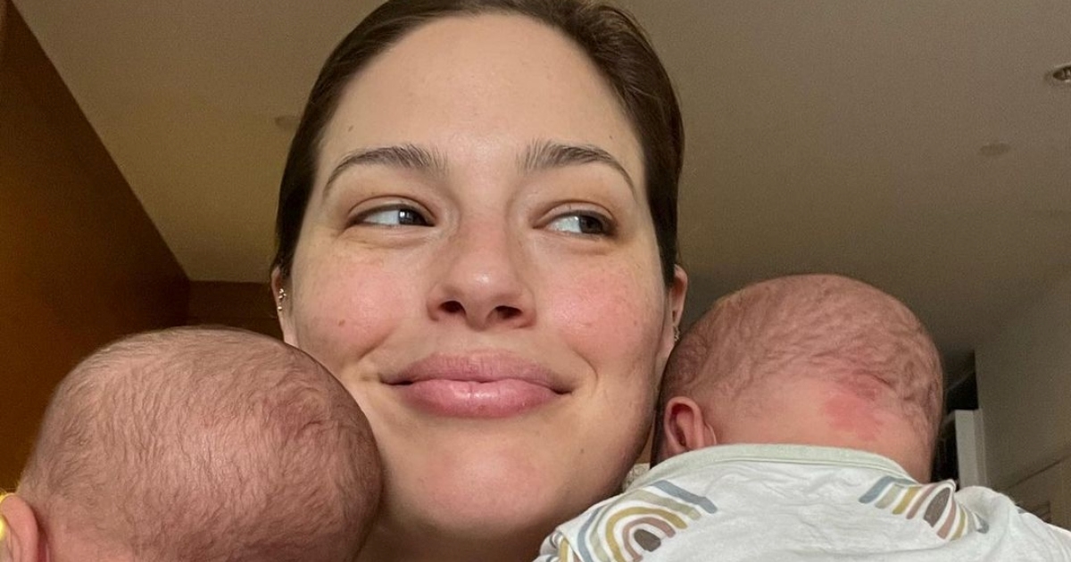 Ashley Graham objavila fotku na kojoj doji blizance, ljudi joj pišu da je čudesna